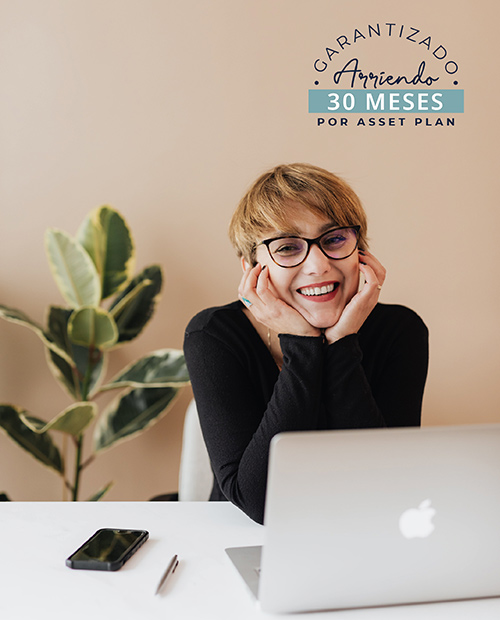 Mujer sonriendo frente a computador