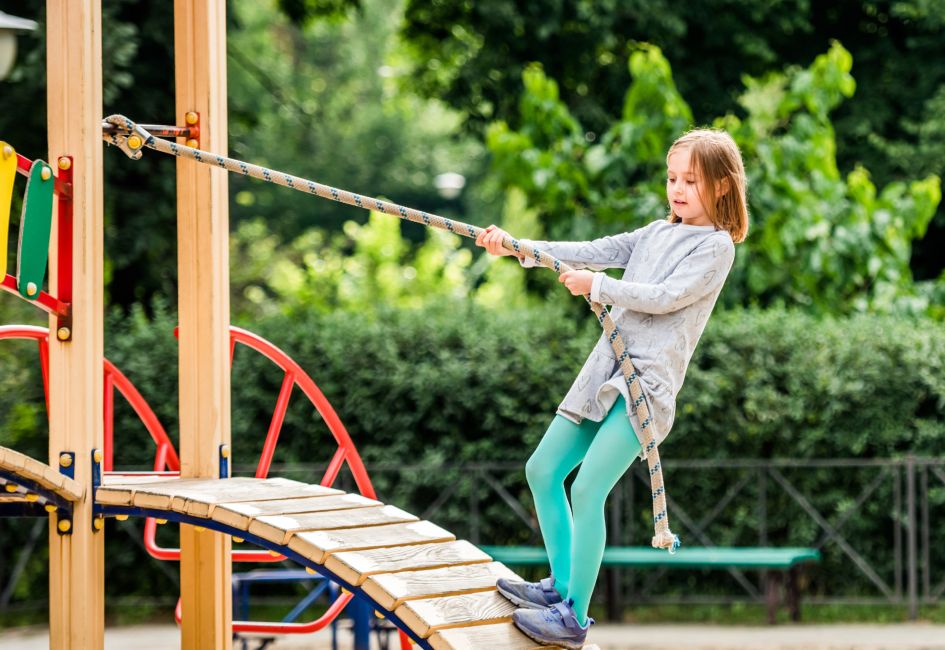 Niña jugando en el parque