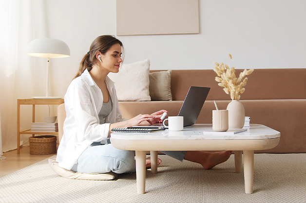 Mujer frente al computador